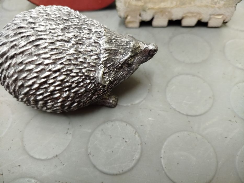 Mały wazonik dekoracyjny szklany i figurki