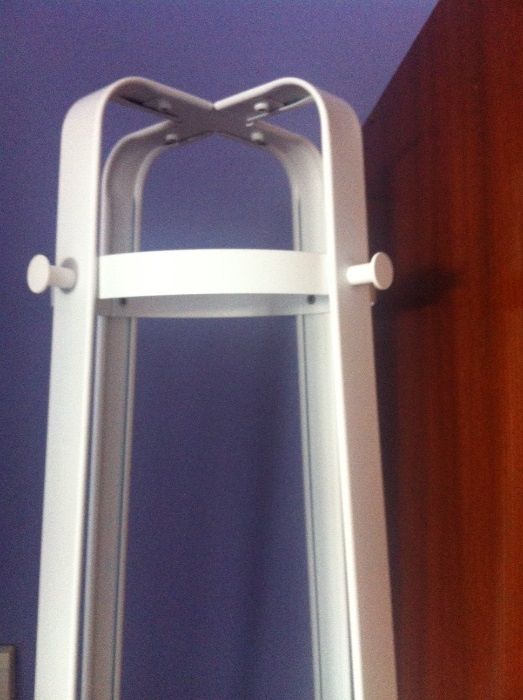 cabide de pé em metal de cor branco