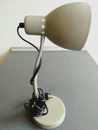 Lampka na biurko w kolorze oliwki.