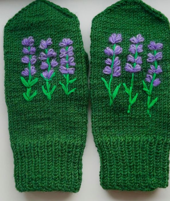 Зелені вʼязані зимові рукавиці з лавандою
