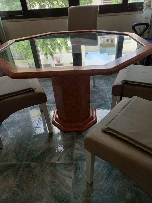 Mesa de jantar em mármore e vidro