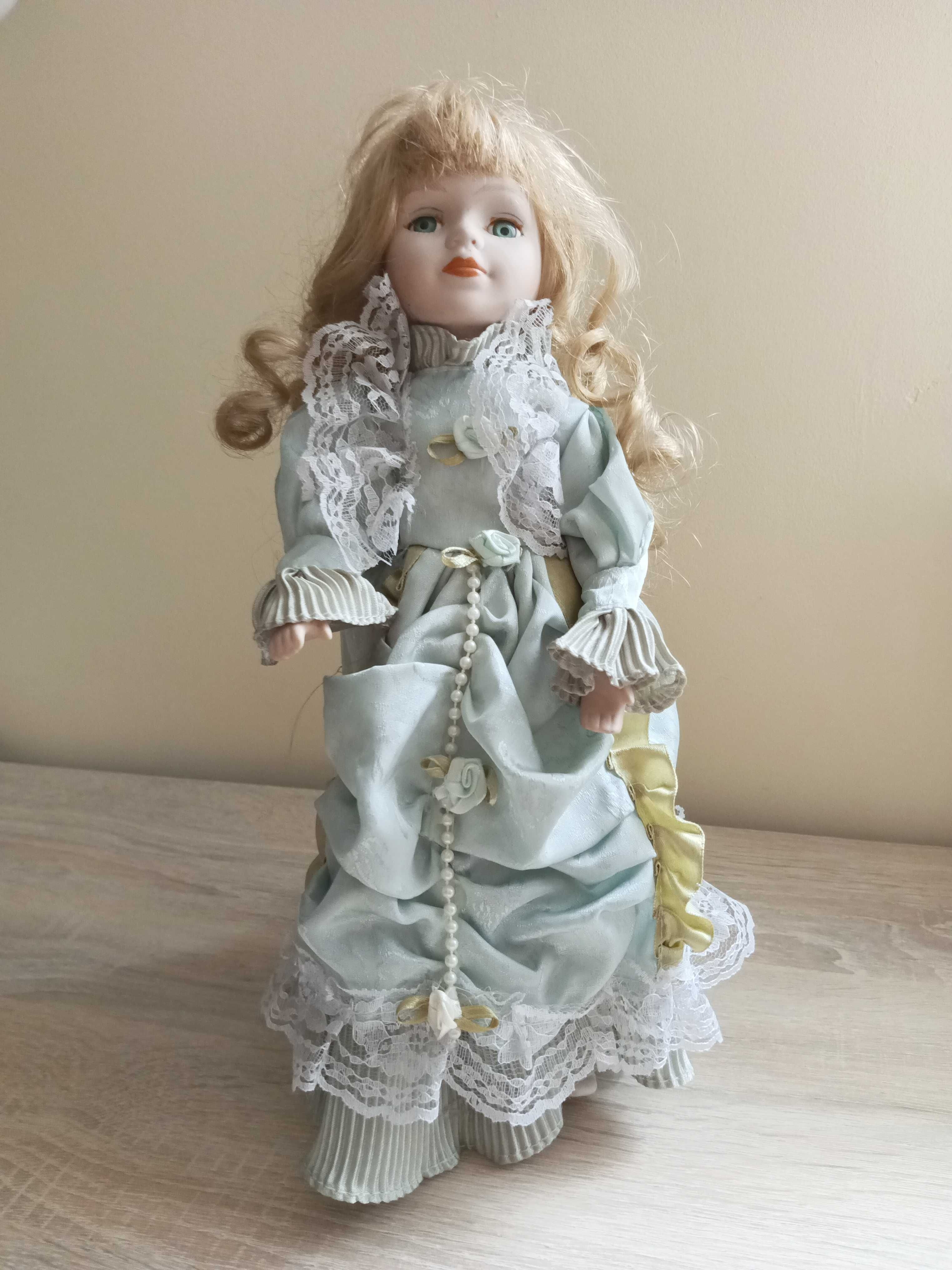 Lalka porcelanowa stojąca, sukienka, blond włosy