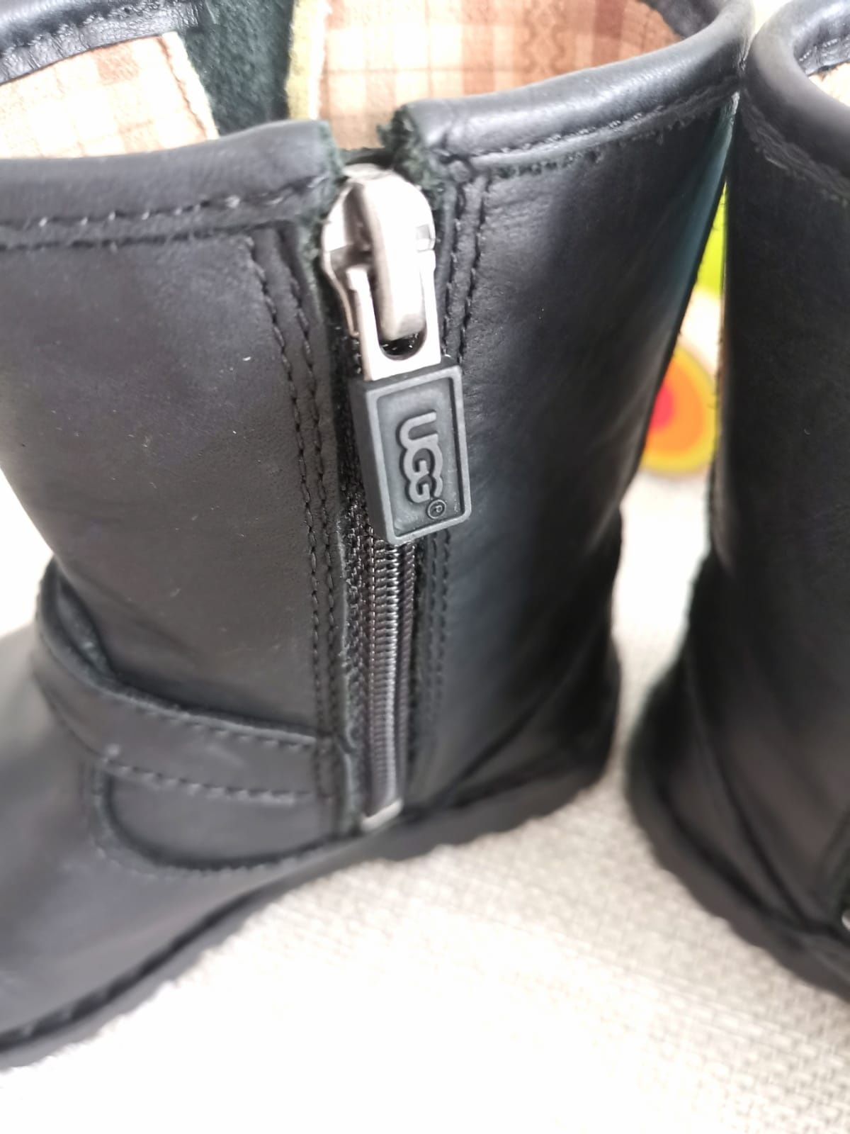 Ugg Australia Harwell cudne kozaczki ze skóry naturalnej