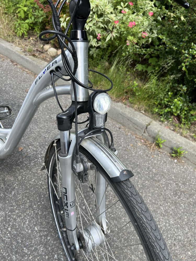 Szwajcarski rower elektryczny FLYER 36V z uszkodzoną bateria 12AH / B