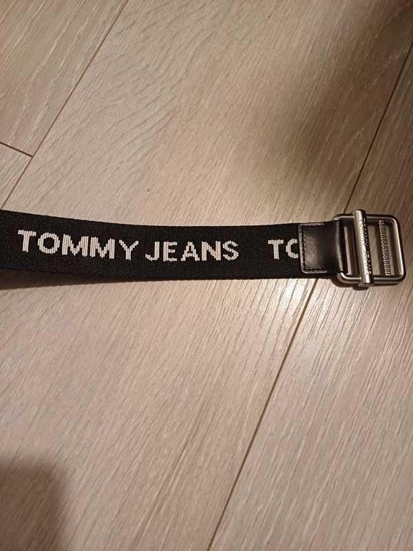 Czarny Pasek Tommy Jeans Długość 105 cm