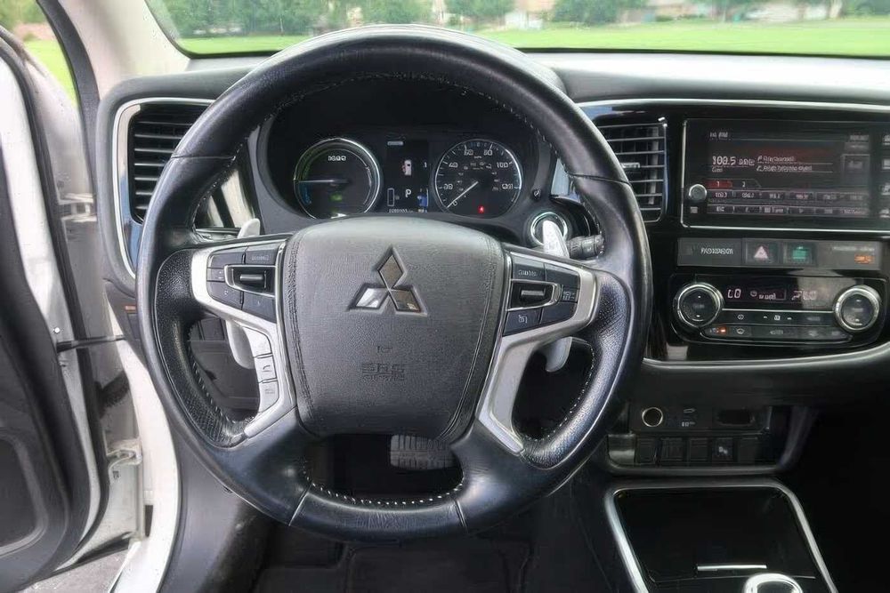 Mitsubishi Outlander Hybrid Plug-in SEL      2018