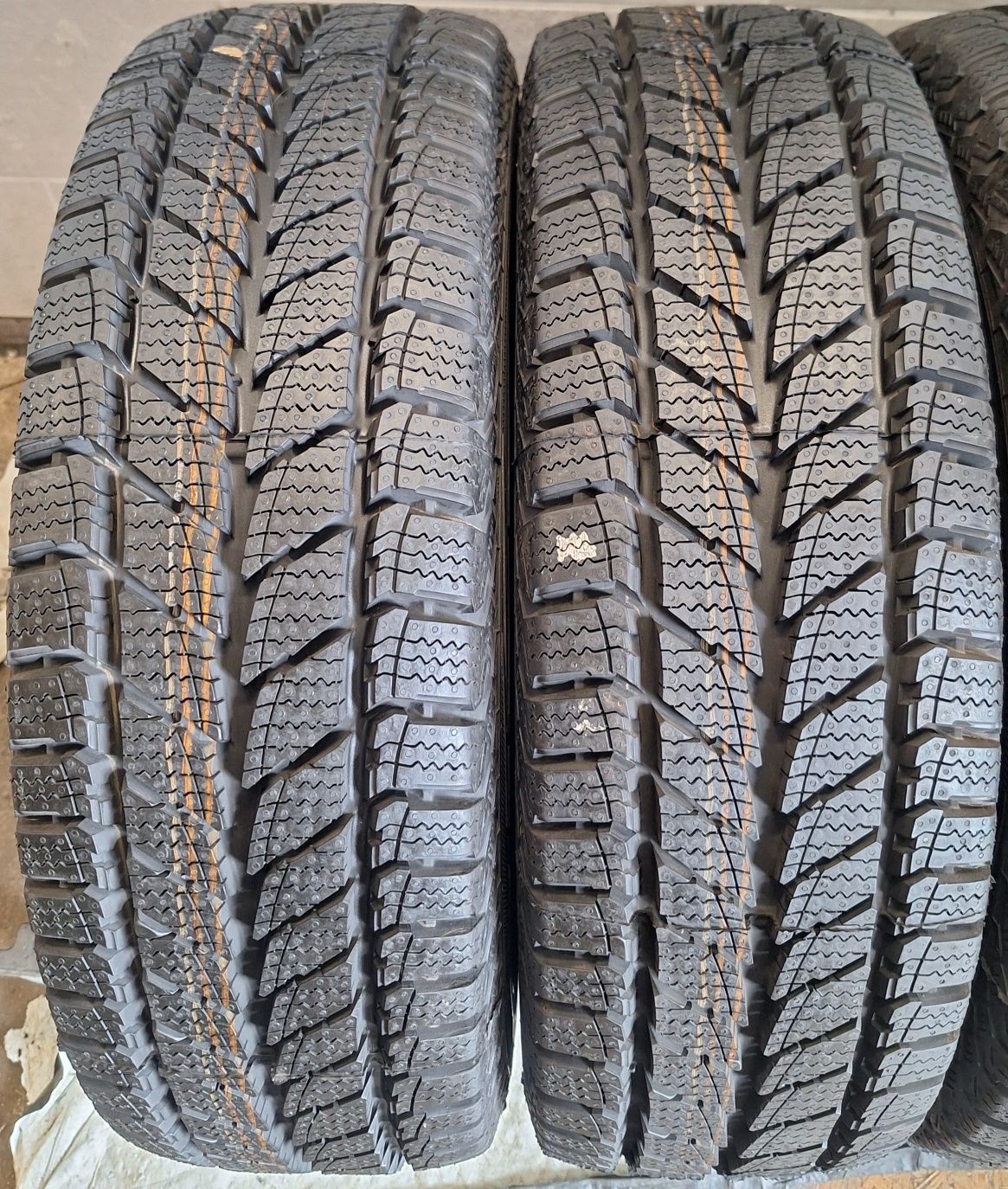 Opony Zimowe 15 Uniroyale Snow Max 2 205/70R15C Komplet Nowe