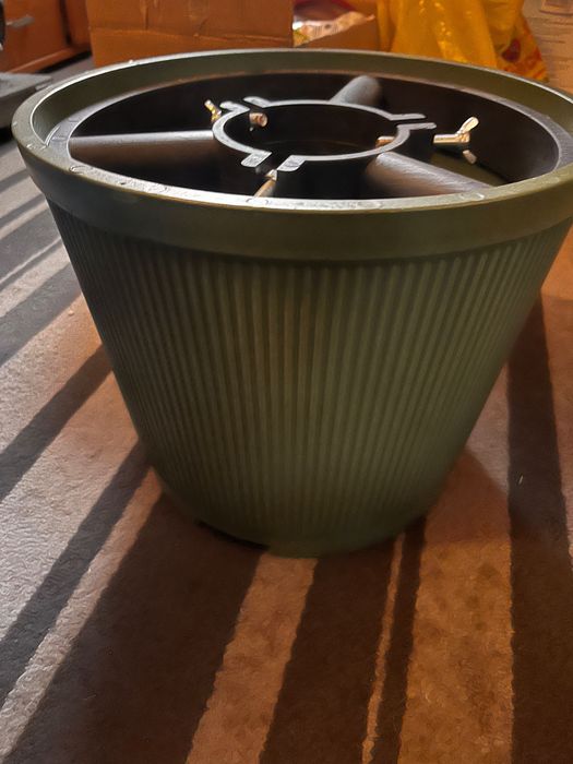 Stojak do choinki ciętej w kształcie donicy