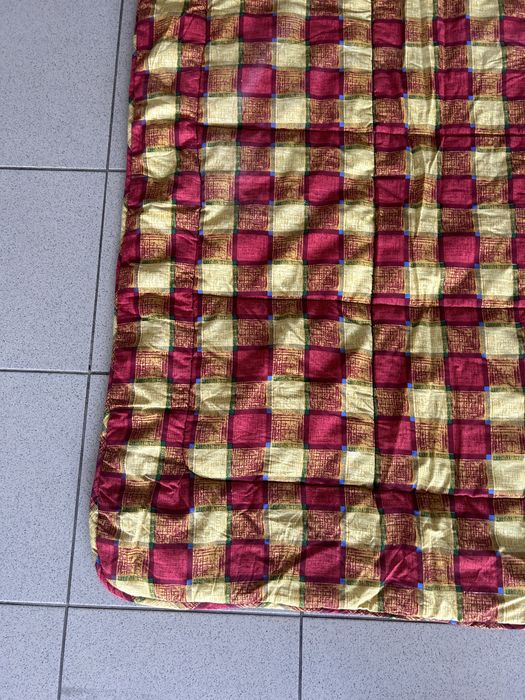 Edredão/ cobertor vermelho e amarelo