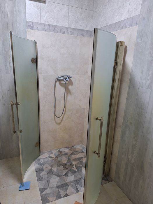 двери душевой   .