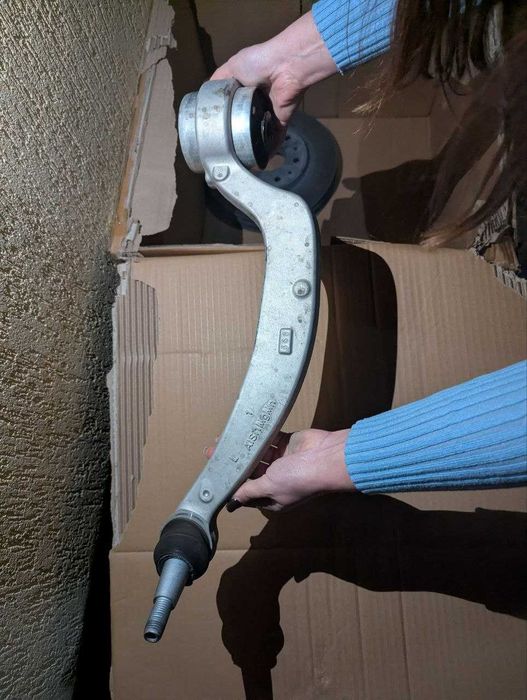 Елементи ходова підвіска амортизатори важелі супорта Cadillac LYRIQ