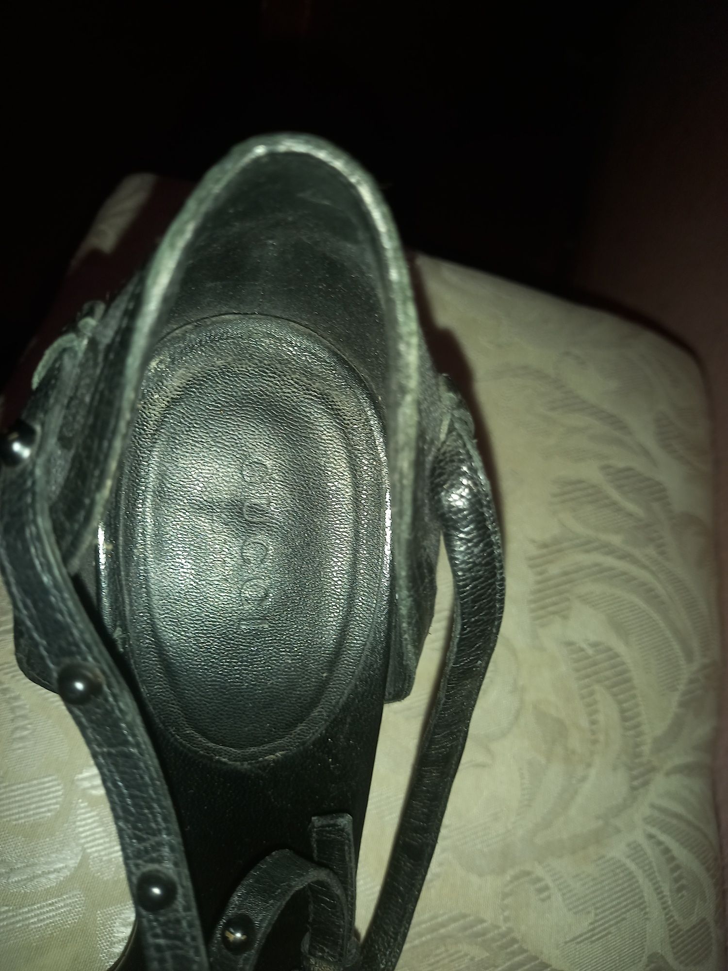Продам босоніжки  Gucci