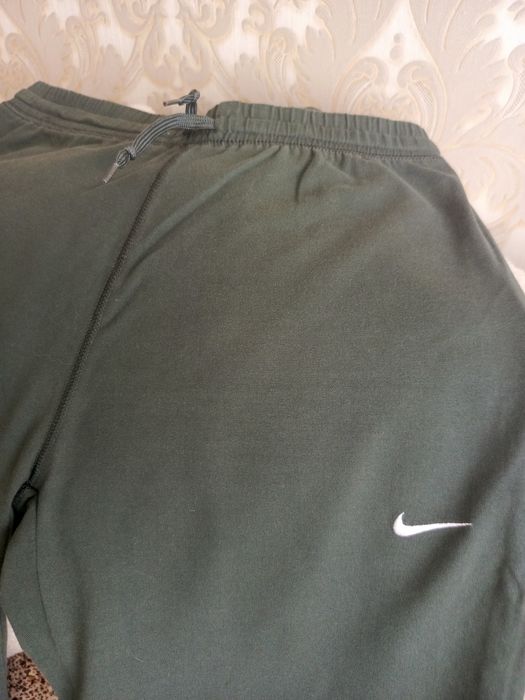 Жіночі спортивні брюки Nike