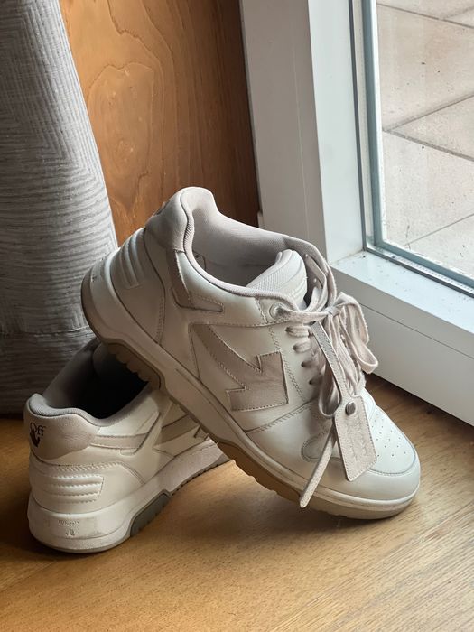 Off white Bege e branco