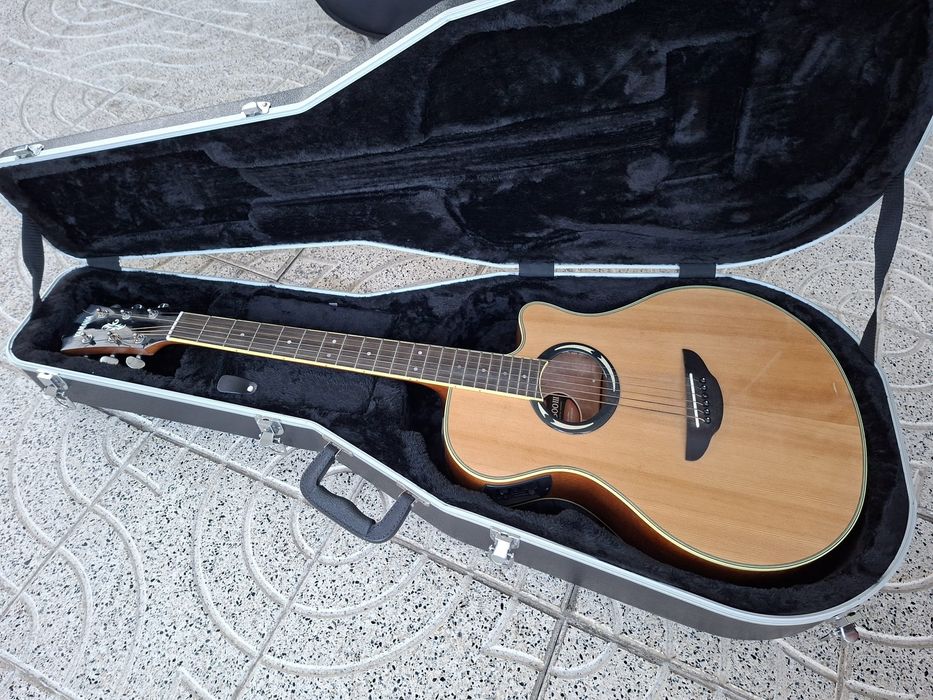 Guitarra Yamaha APX500 III