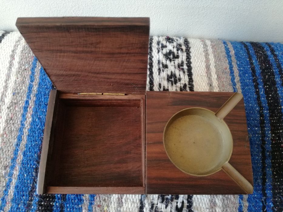 Antigo cinzeiro c/caixa p/ cigarros de madeira