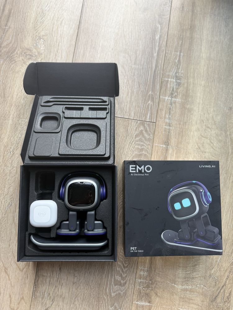 EMO AI Desktop Pet od living.ai robot