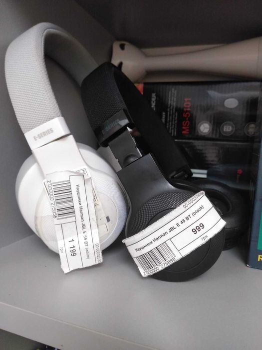 Продам беспроводные наушники JBL Б/У но в отличном состоянии