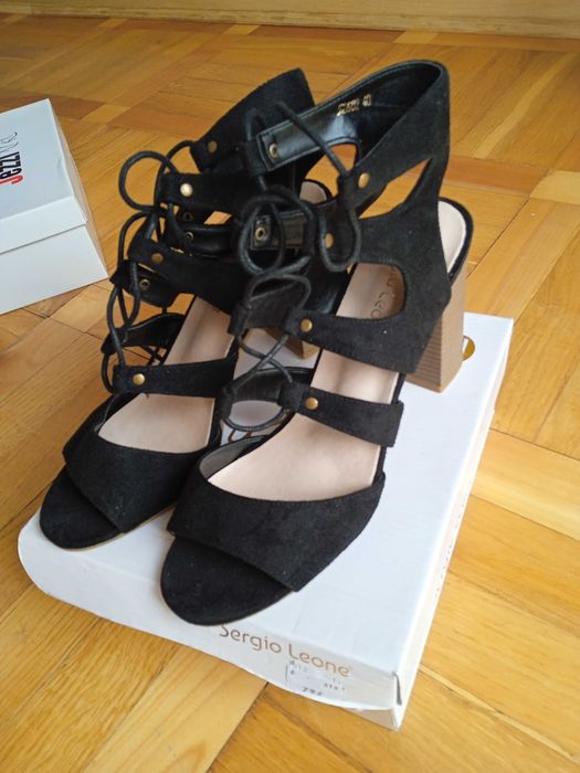 Nowe wiązane sandałki na słupku