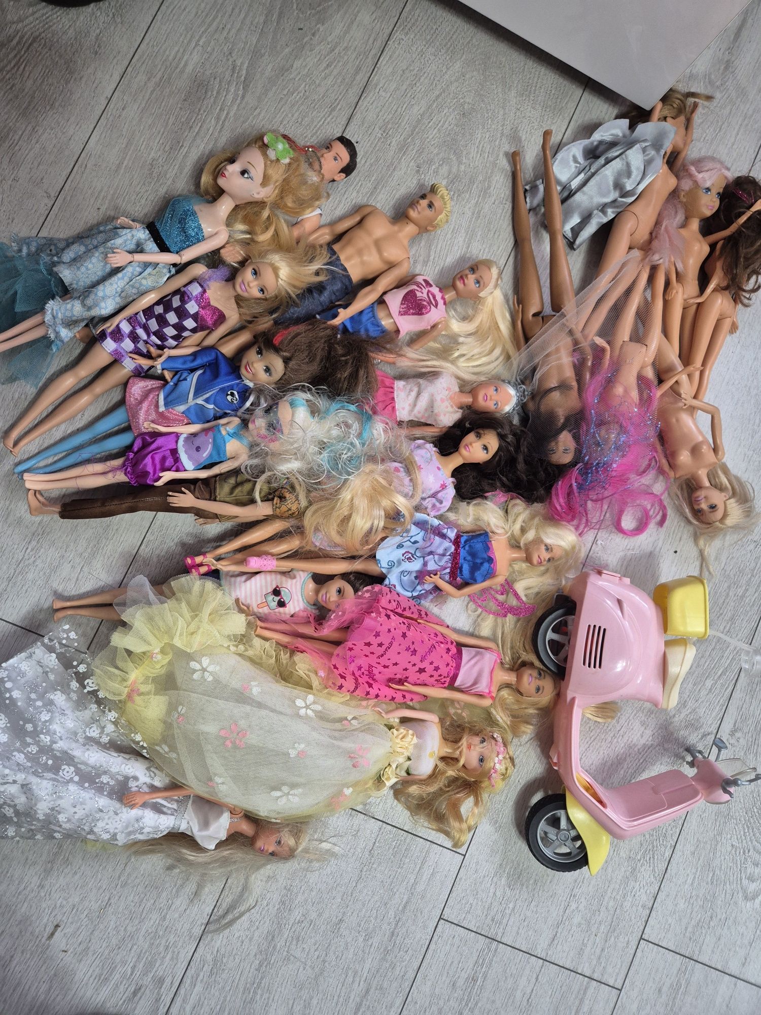 Duży zestaw lalek Barbie i nie tylko + skuter