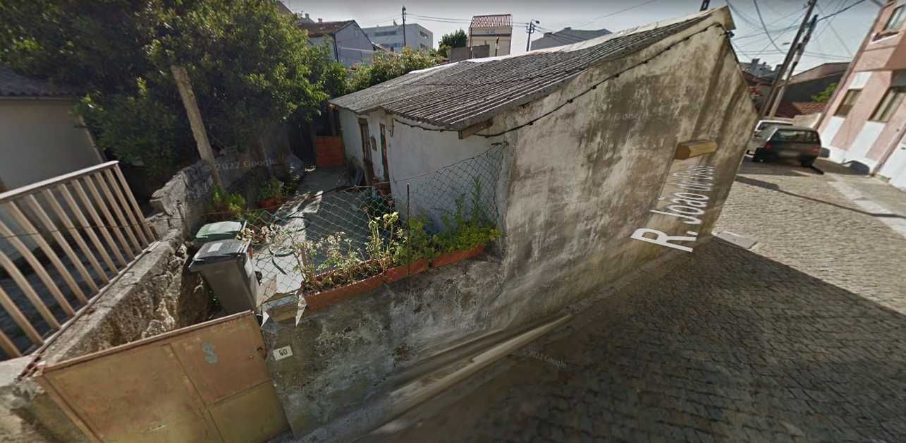 Moradia independente c/ terreno (para renovar) em Pedrouços