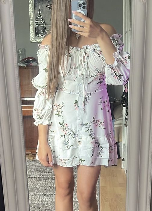 Біла жіноча сукня з квітковим принтом