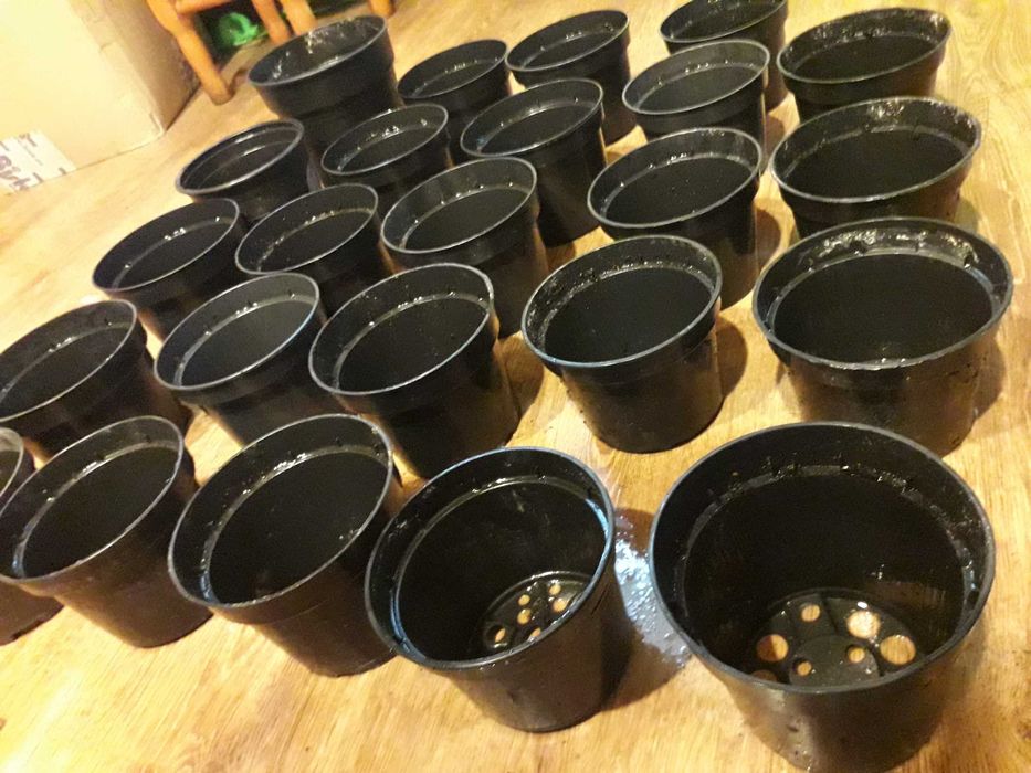 zestaw czarnych doniczek