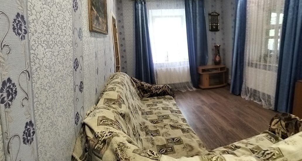 Будинок у центрі Бобринця з гостьовим будиночком та гаражем