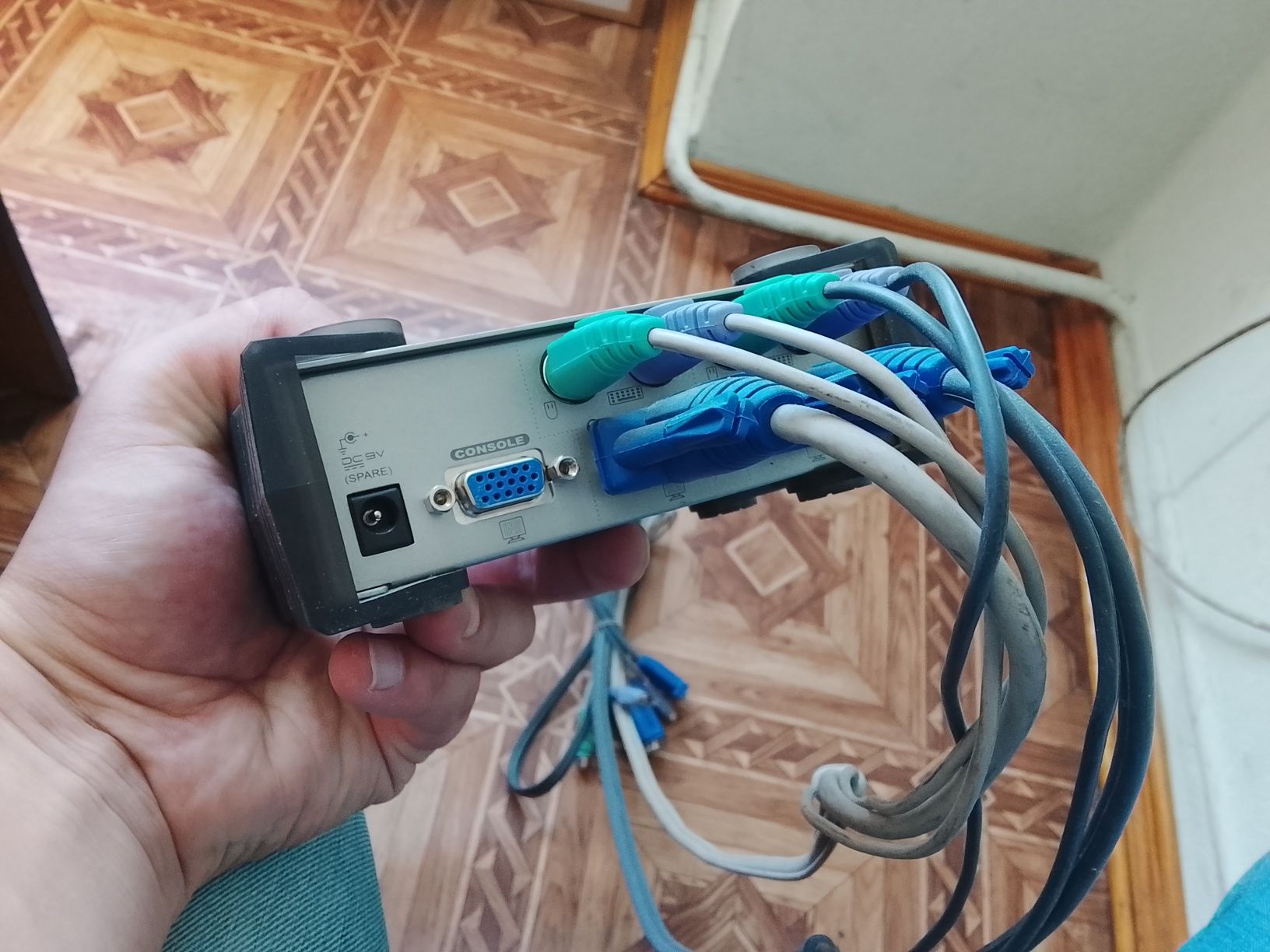 KVM switch для переключення між комп'ютерами