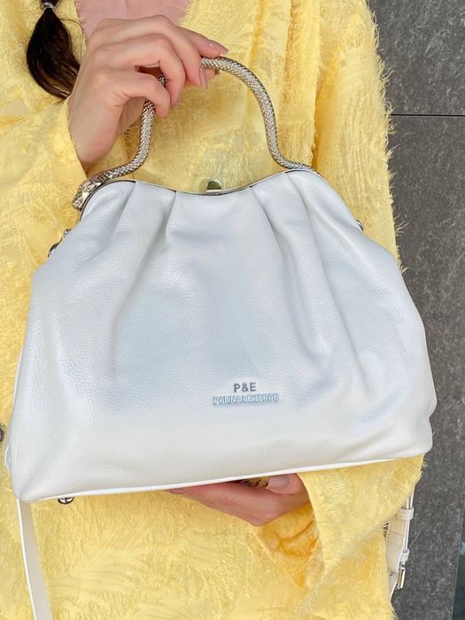 Сумочка з натуральної шаіри з ефектною ручкою