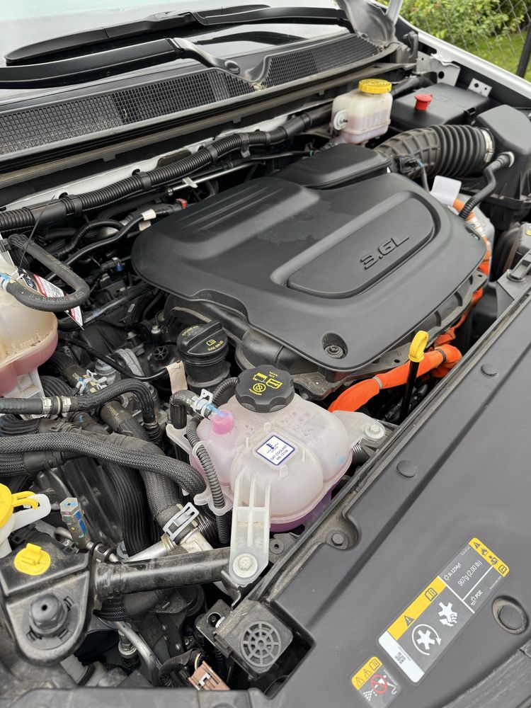 Chrysler Pacifica Hybrid 2024, jak nowy.