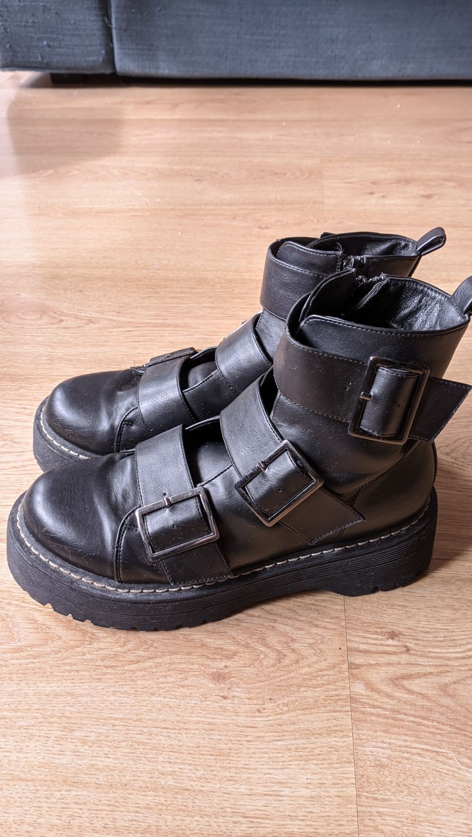 Botins em pele com fivelas e sola estilo creepers