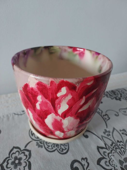 Doniczka w piękne kwiaty