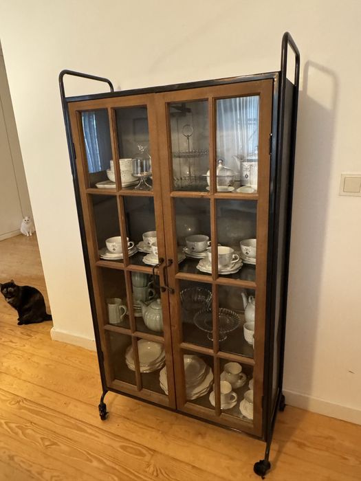 Cristaleira com Estrutura Industrial e Portas em Madeira Envidraçada