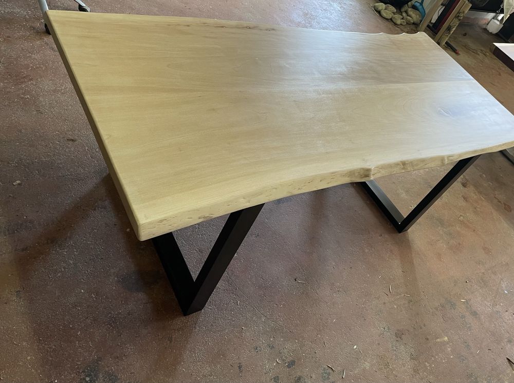 Mesa em madeira maciça - nova