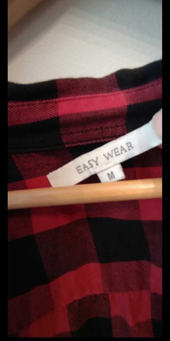 Czerwono czarna koszula w kratę