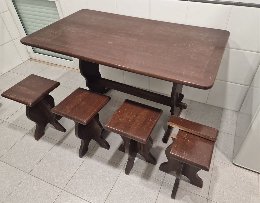 Mesa de madeira maciça + 4 bancos