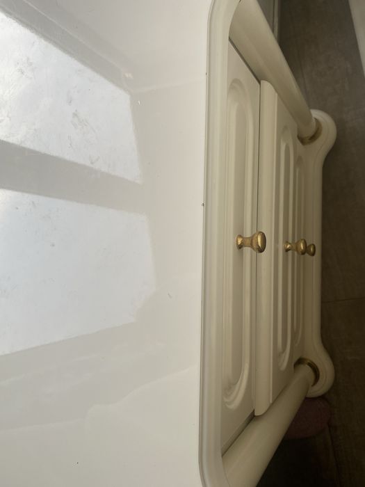 Móveis de quarto brancos (cómoda, mesa cabeceira, sofa e camiseiro)