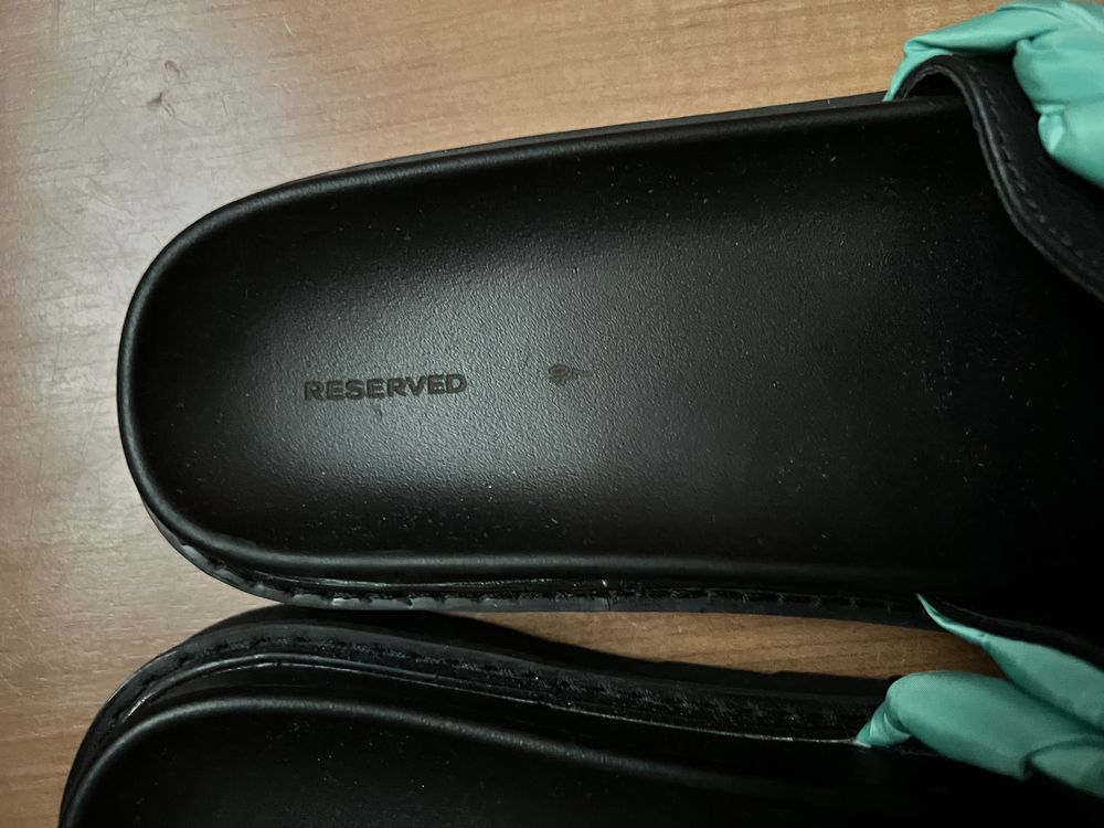 Шльопанці Reserved