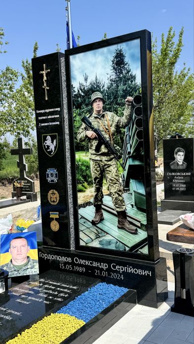 гранітні памʼятники військовим