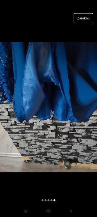 Piękna chabrowa sukienka z koronką odkryte ramiona