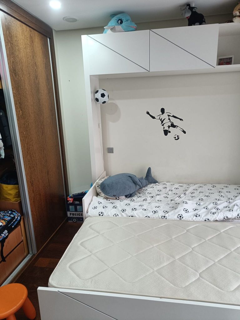 Cama de criança solteiro que abre para cama de casal com dois colchões