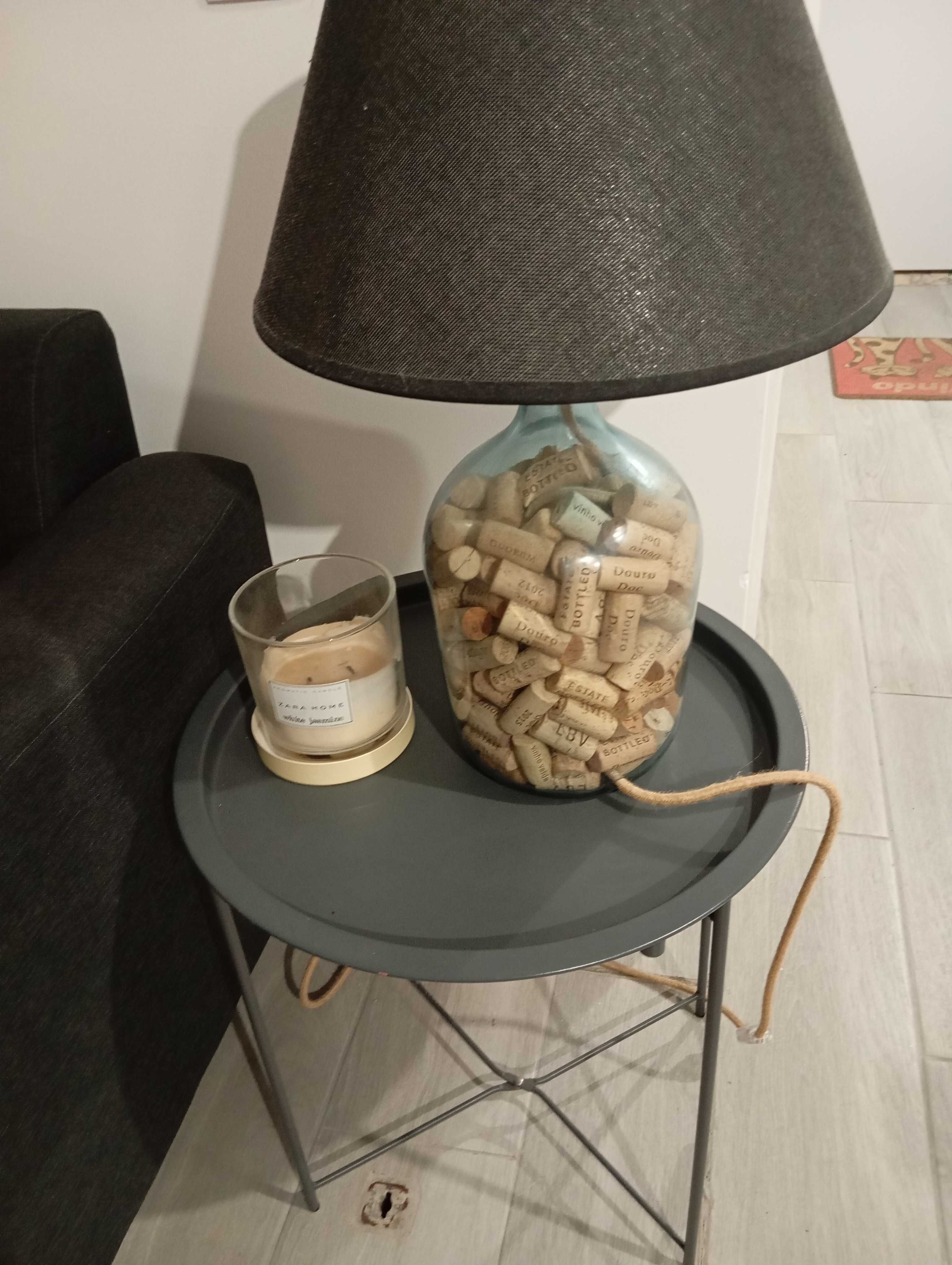 Candeeiro de mesa com rolhas