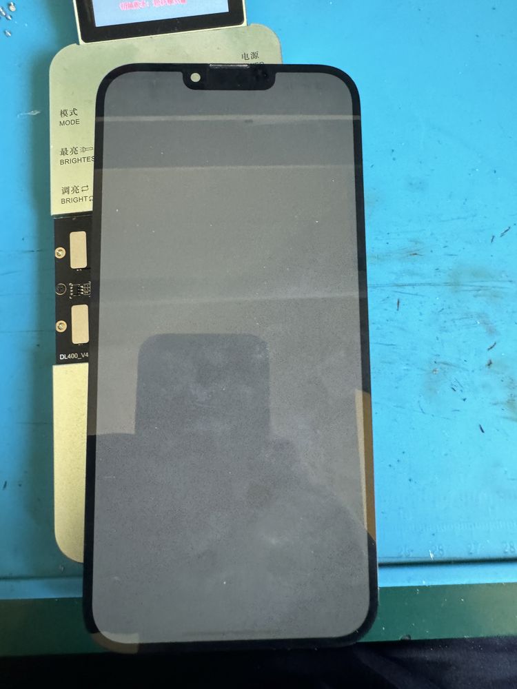 Дисплей на iPhone 13 Pro max з дефектом