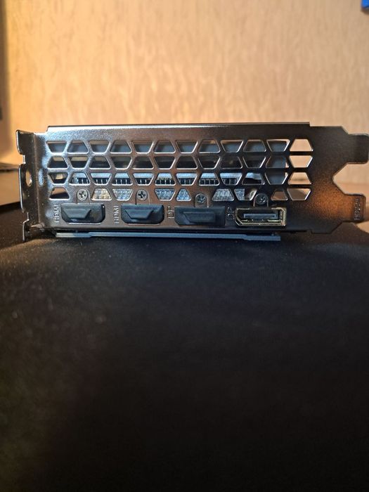 Продаю відеокарту Gigabyte Radeon RX6600 (8 гігабайт)