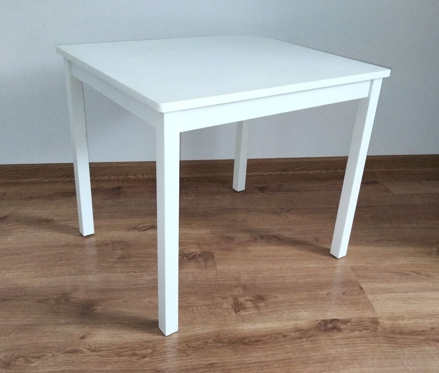 Biały drewniany stolik dziecięcy Kritter IKEA