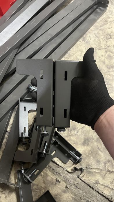 Металеві ножки з регулюванням висоти