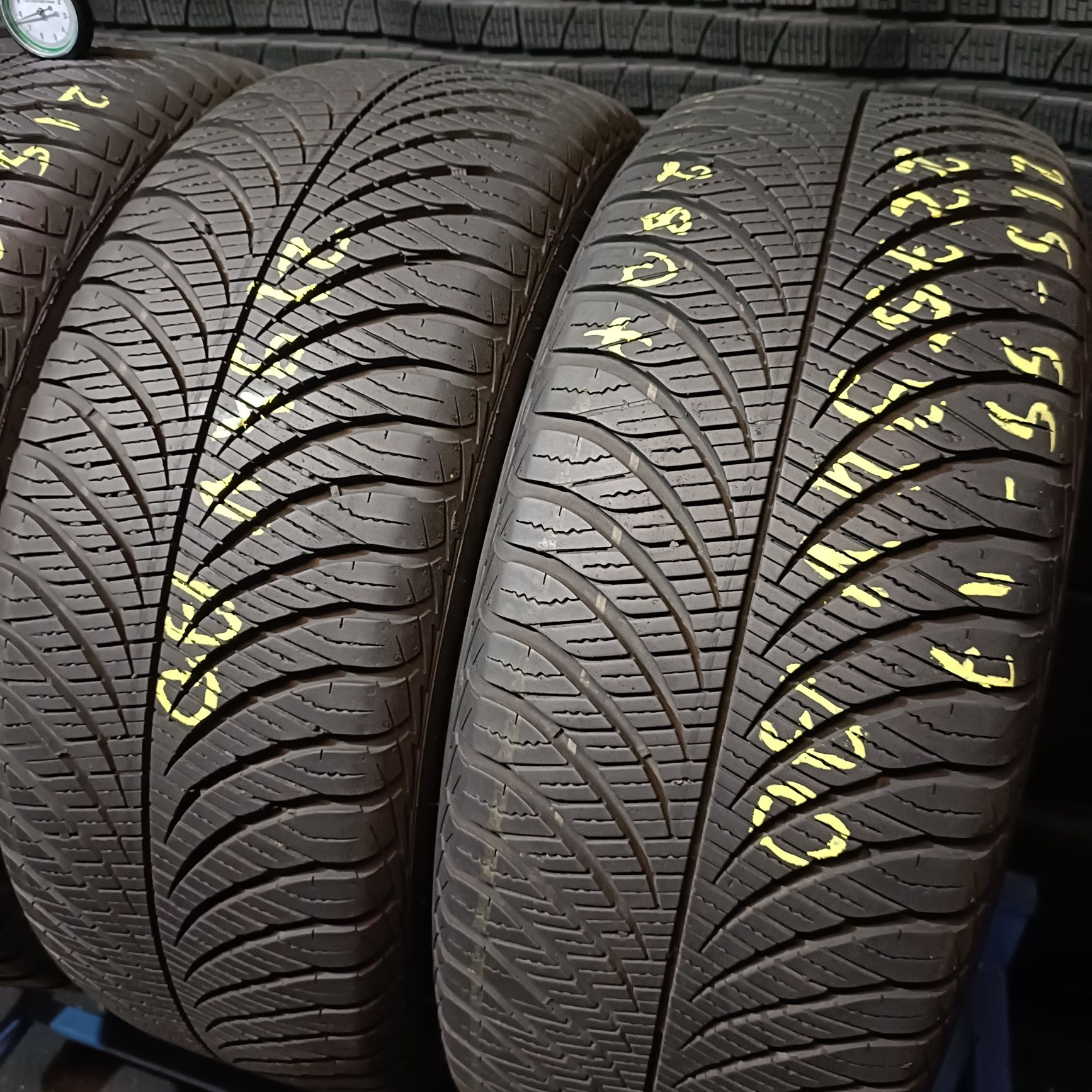 2 lub 4x 215/55r17 Goodyear Vector 4 seasons z 2021r 7.5mm