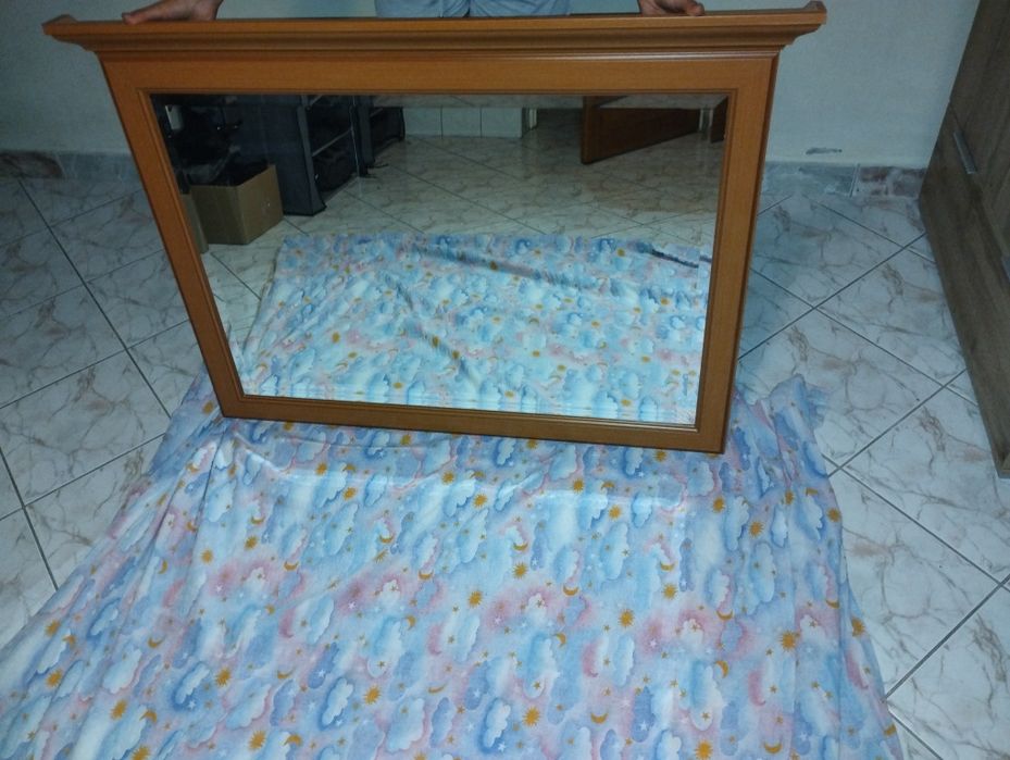 Piękne duże lustro 112x86 cm do zawieszenia, zadbane, drewniana rama
