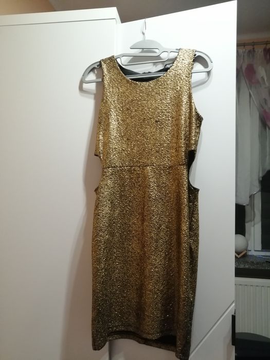 Sukienka sylwestrowa złota z wycięciami